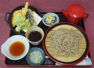地元福島県平田村産のそば粉を使用した手打ち蕎麦と季節の野菜の天ぷらが絶品です。